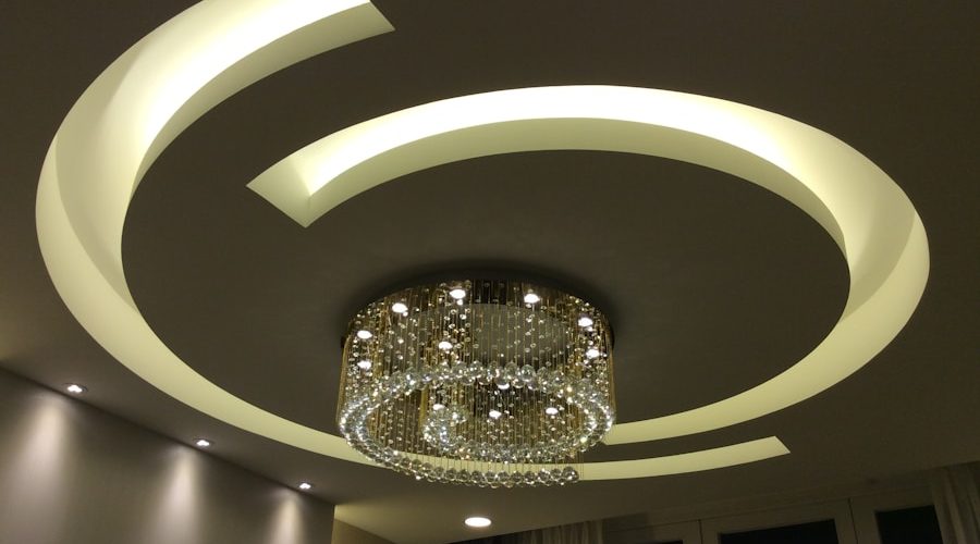 Photo "Modern oval chandelier suitable for restaurants"