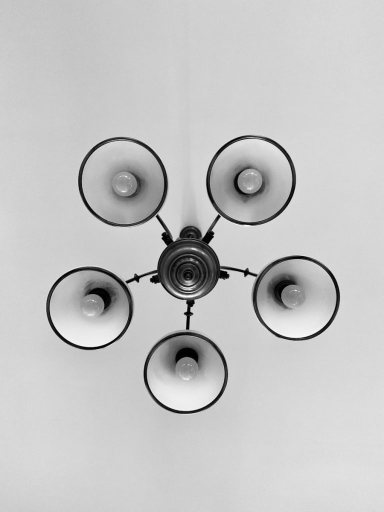 Photo "Industrial metal disc chandelier suitable for loft space"