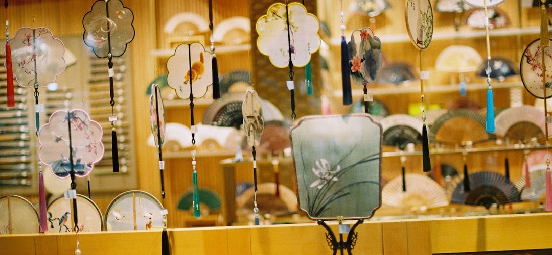 Photo luxury glass feather chandelier