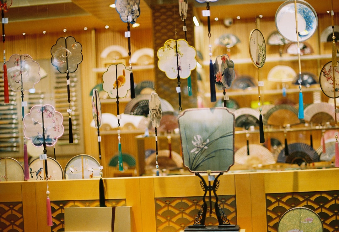 Photo luxury glass feather chandelier